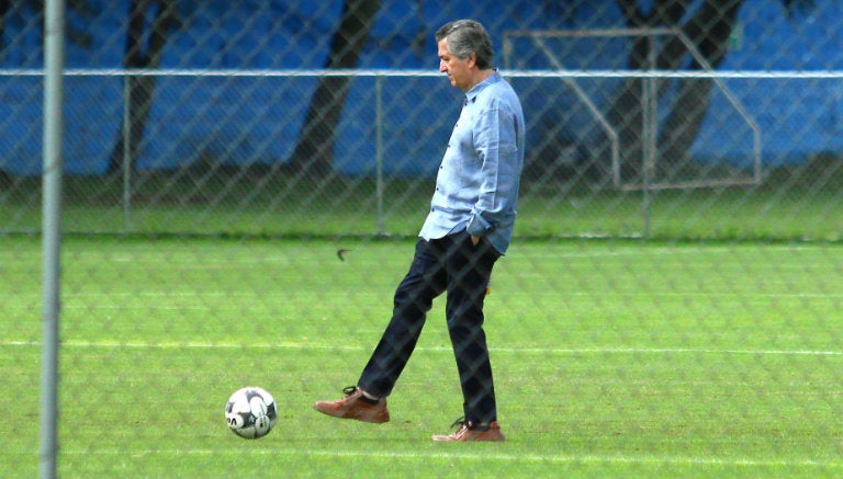 Jorge Vergara patea un balón en Verde Valle