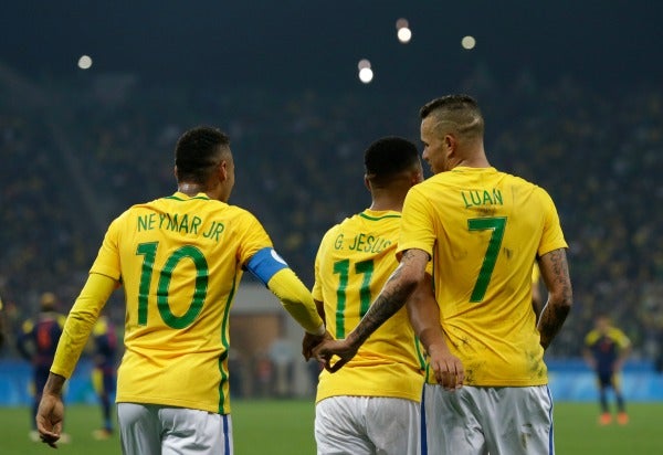 Los jugadores de Brasil celebran uno de los goles frente a Colombia