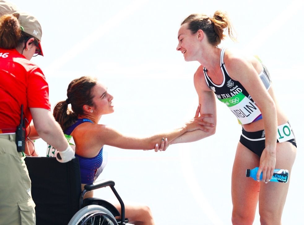 Las fondistas se saludan tras la competencia