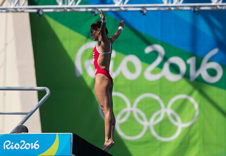 Paola Espinosa se prepara para saltar en la plataforma de 10m