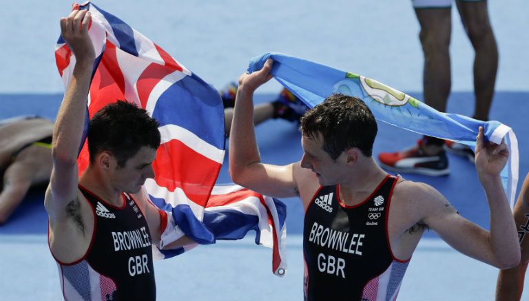 Los hermanos Brownlee al terminar el triatlón