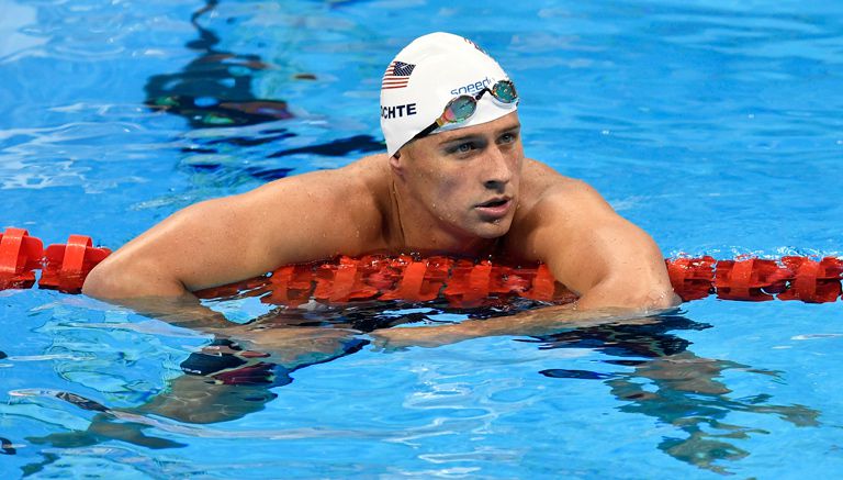 Ryan Lochte descansa tras una carrera en Río 2016