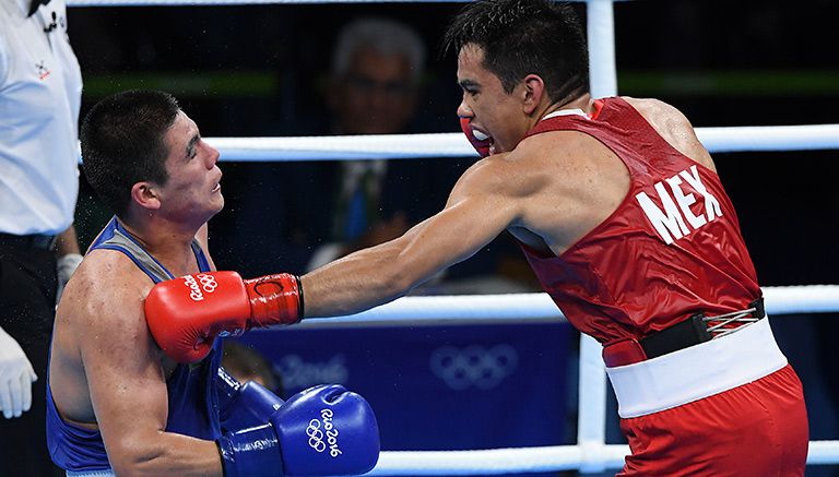 Misael Rodríguez conecta un golpe al uzbeko