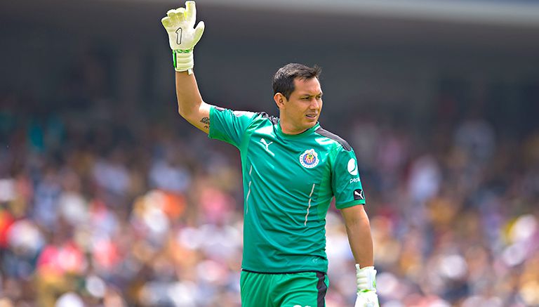 Rodolfo Cota en un partido con Chivas