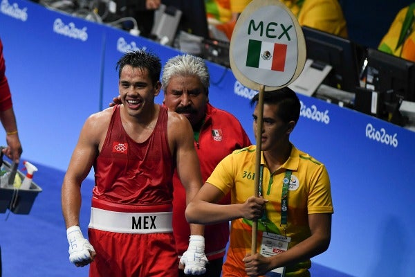 El boxeador mexicano saltando al ring para una de sus peleas de Juegos Olímpicos