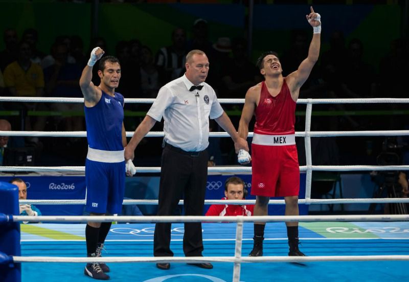 Rodríguez celebra su triunfo sobre el boxeador de Egipto 