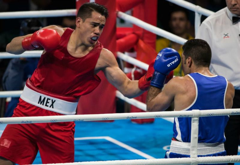 El Chino conecta un golpe a su similar de Irak, durante el primer combate