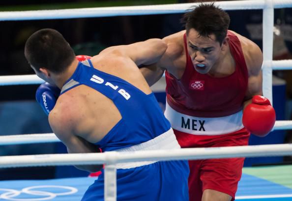 Misael busca conectar un golpe durante su combate en JO