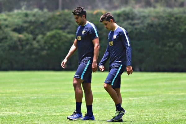 Van Rankin camina junto a Lalo Herrera en entrenamiento de Pumas