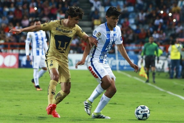 Van Rankin pelea un balón con Erick Gutiérrez