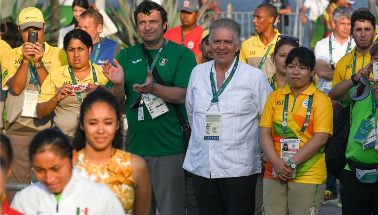 Carlos Padilla durante la premiación de Guadalupe González en Río 2016