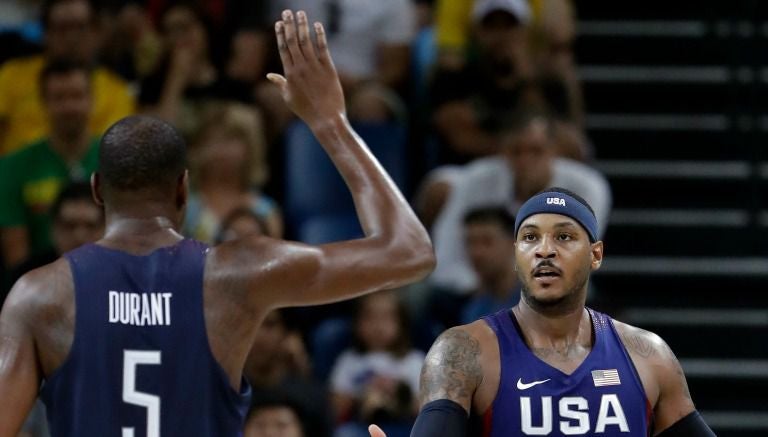 Carmelo Anthony festeja con Kevin Durant el pase a la Final