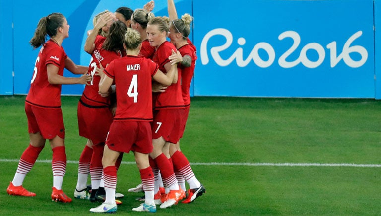 Las futbolistas alemana celbrando el gol de la delantera Dzsenifer Marozsan