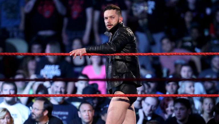 Finn Bálor antes de un combate en Raw