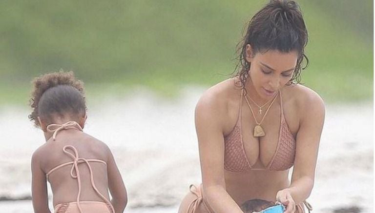 Kim Kardashian, jugando con sus hijos en Punta Mita