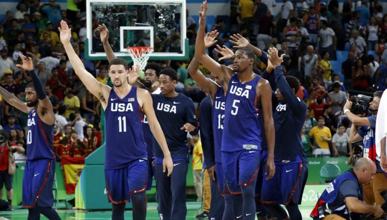 Equipo de Estados Unidos festeja su pase a la Final de basquetbol en Río 2016