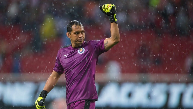 Rodolfo Cota en un partido de Chivas