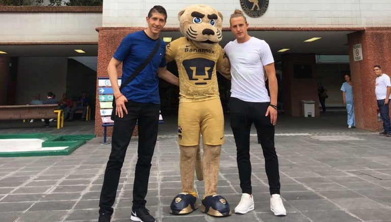 Los jugadores y la mascota Goyo posan en la fachada del hospital