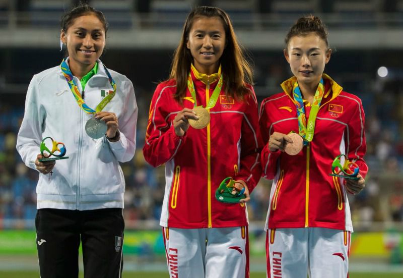 María Guadalupe posa con la medalla de plata y junto a las chinas