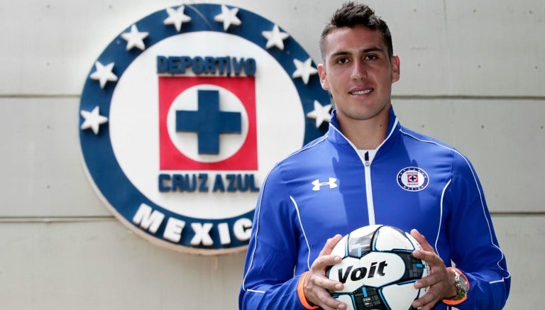 Enzo Roco posa con el escudo de Cruz Azul a sus espaldas