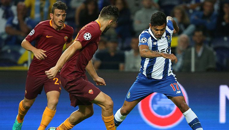 Jesús Corona controla el balón en juego contra La Roma