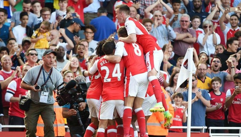 Jugadores del Arsenal festejan un gol contra Liverpool