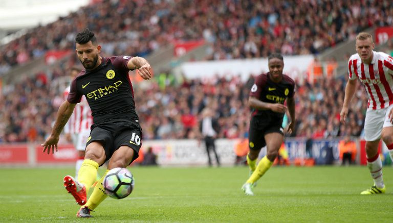 Kun Agüero cobra un penalti