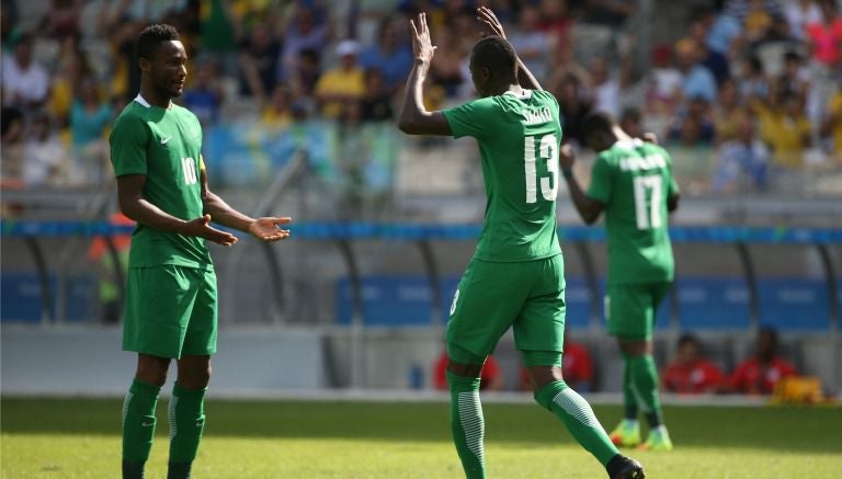 Sadiq Umar celebra el tercer gol de Nigera en el partido por la medalla de bronce en Río 2016