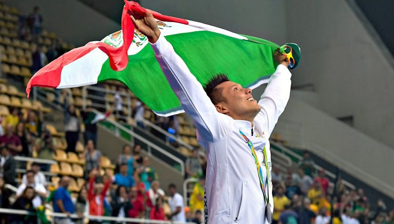 Germán Sánchez celebra con la medalla