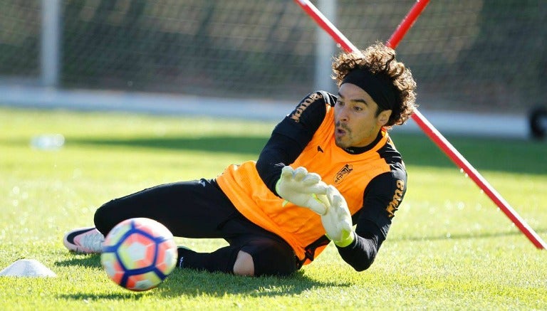 Guillermo Ochoa en un entrenamiento del Granada