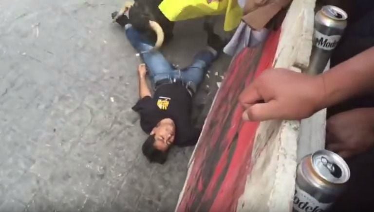 Joven permanece inconsciente en el piso luego de una cornada durante la Huamantlada