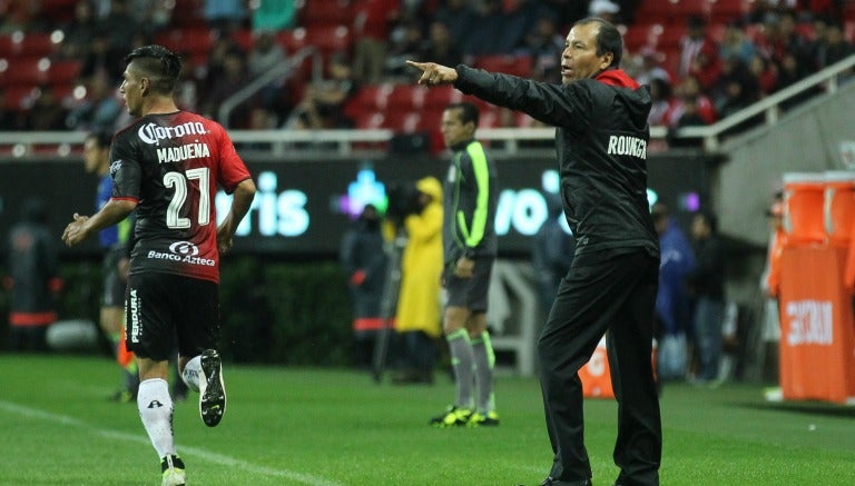 José Guadalupe Cruz dando indicaciones en el juego entre Chivas y Atlas