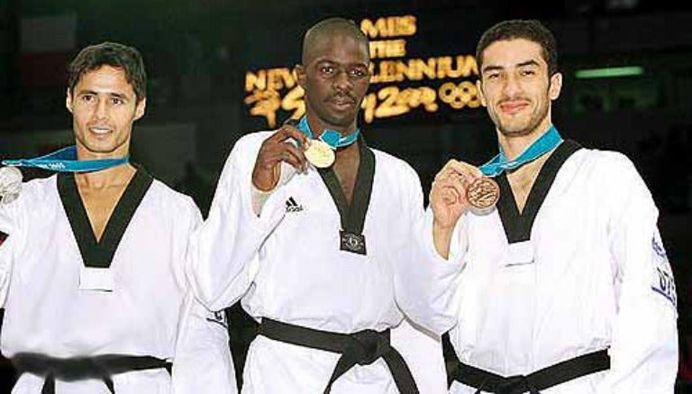 Víctor Estrada presume medalla de Bronce