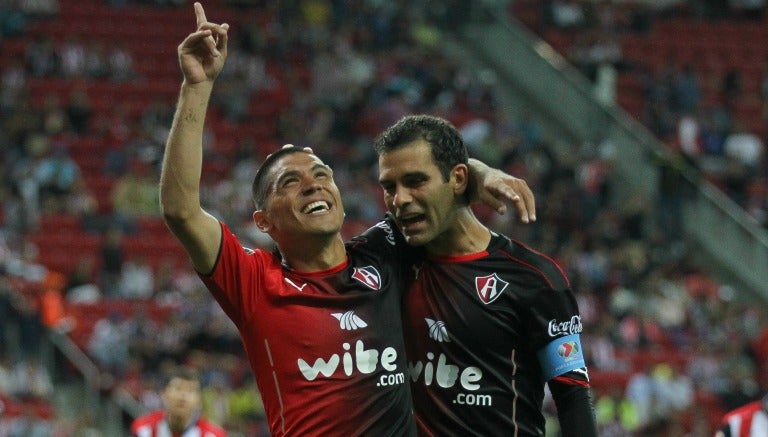 Barragán se abraza con Márquez en la celebración de su gol