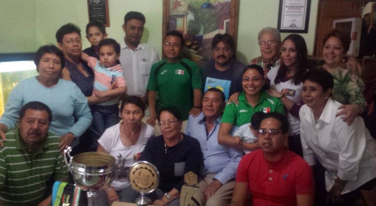 Familia de Lupita González reunida para apoyarla