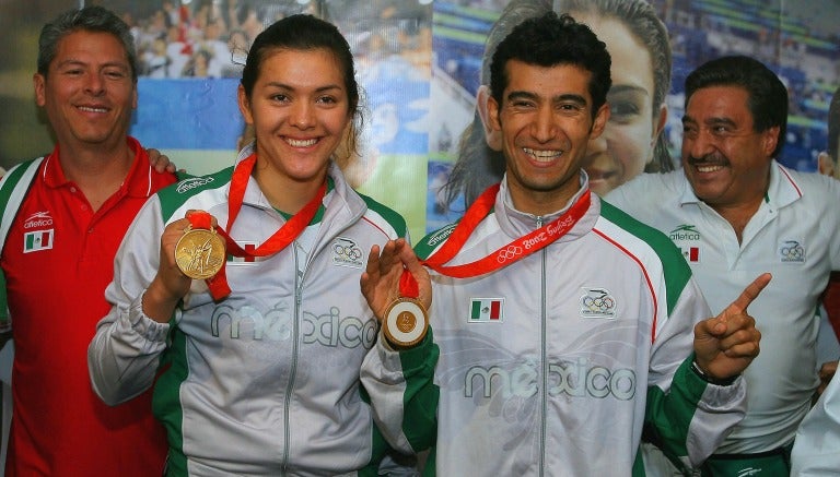 María del Rosario y Memo Pérez presumen medalla