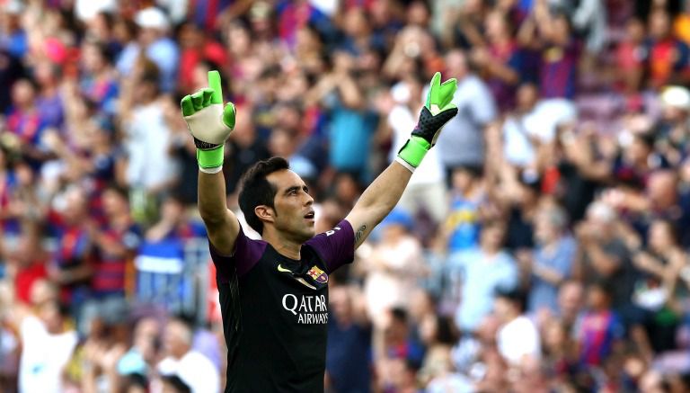 El portero chileno Claudio Bravo celebra un gol del Barcelona