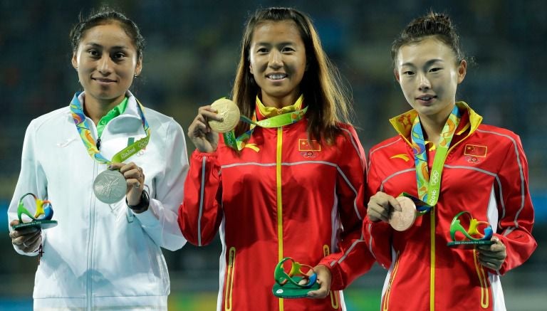 La marchista mexicana, Guadalupe González, luce orgullosa la medalla de Plata