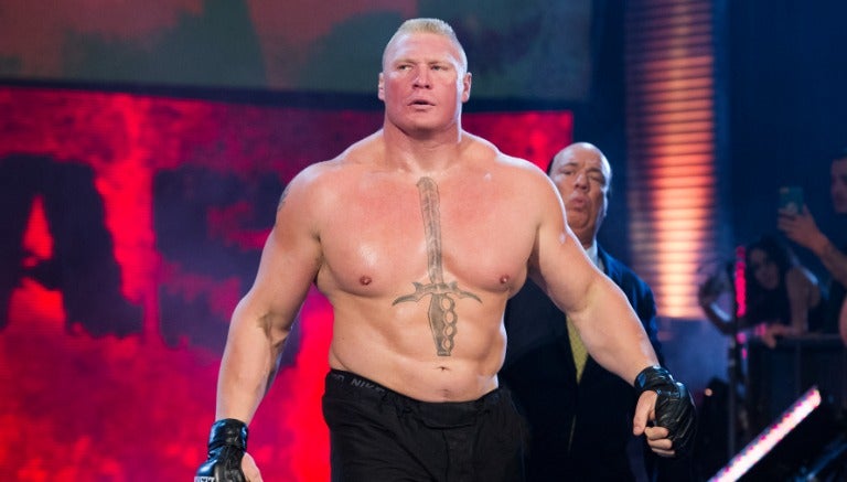 Brock Lesnar hace su entrada al ring