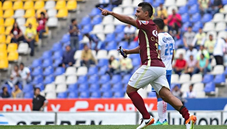 El mediocampista Osvaldo Martínez celebra su gol frente a Puebla