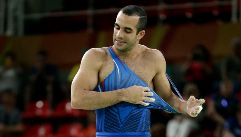 Danell Leyva, gimnasta estadounidense, se quita parte de su uniforme