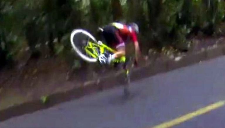 Momento del accidente que sufrió Annemiek van Vleuten