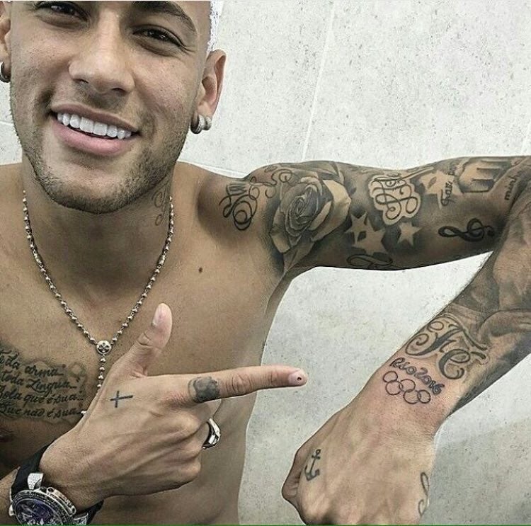 Neymar muestra orgulloso su tatuaje