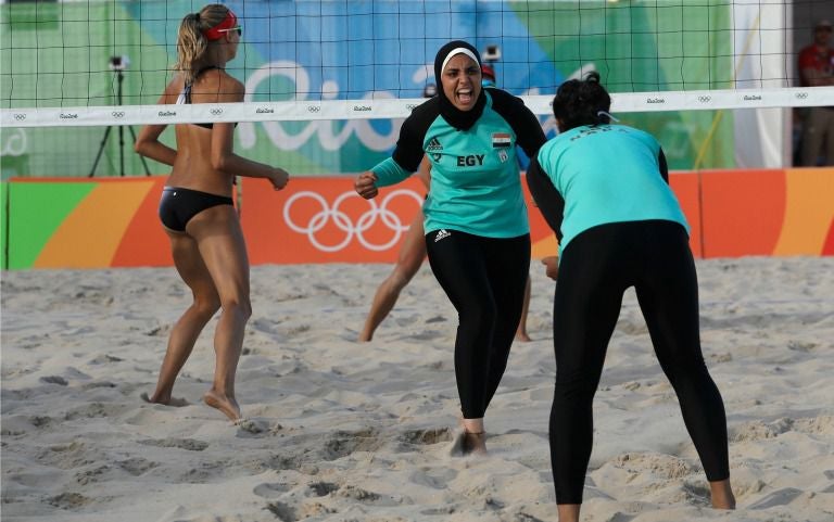 Dupla de Egipto durante un partido de voleibol de playa en Río 2016