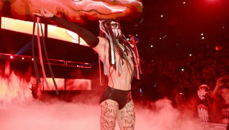 Finn Bálor hace su entrada al ring