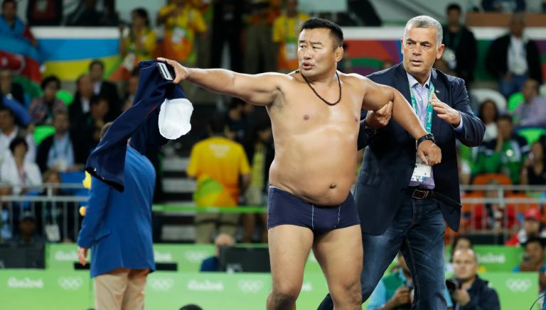 Entrenador de Mongolia termina en calzones después del combate por el bronce