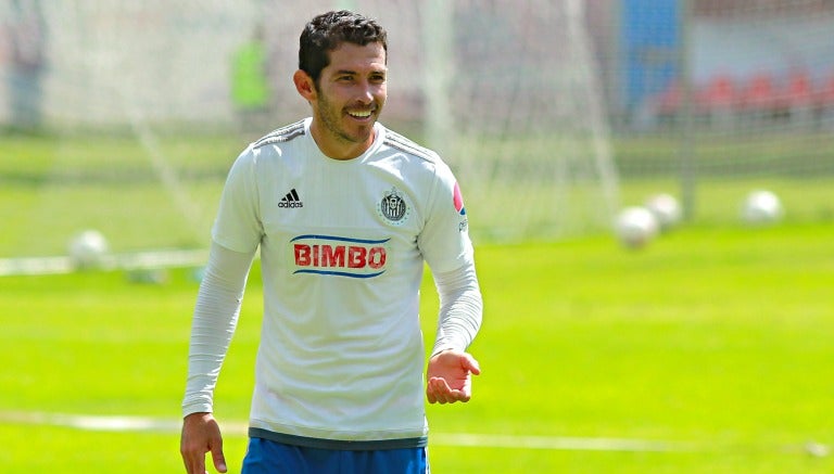 Israel Castro en un entrenamiento de Chivas