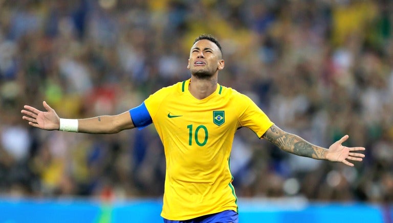 Neymar celebra triunfo de la selección brasileña en el Maracaná