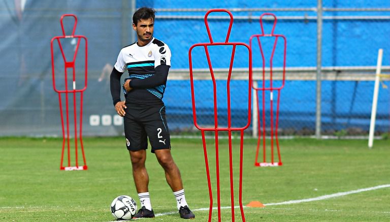 Oswaldo Alanís, durante un entrenamiento con las Chivas