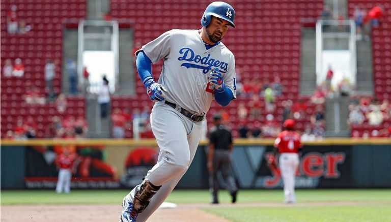 Adrián González durante un partido con Los Dodgers